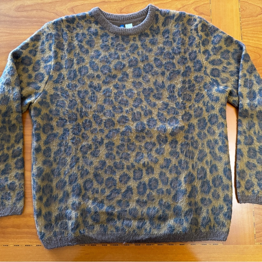 H&M Men's Brown Leopard Print Crewneck Sweater